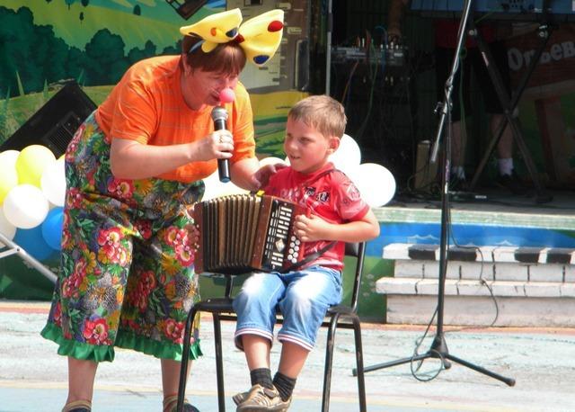 Веселится весь народ