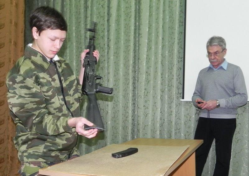 Д. Иноземцев собирает автомат