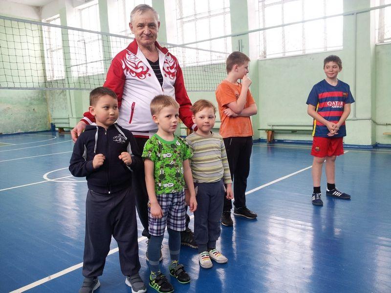 Ю.Ф.Козлов с воспитанниками