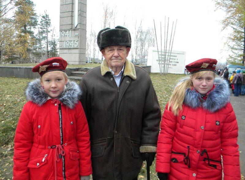 Юбиляр А.П.Золин с подрастающим поколением