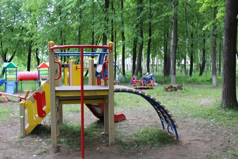 Детская площадка в городском саду