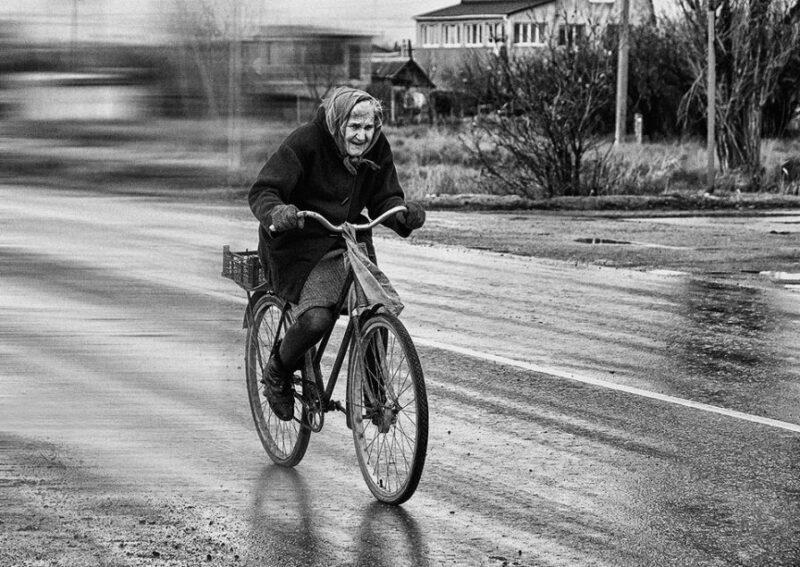 Бабушка-велосипедистка сбита на трассе