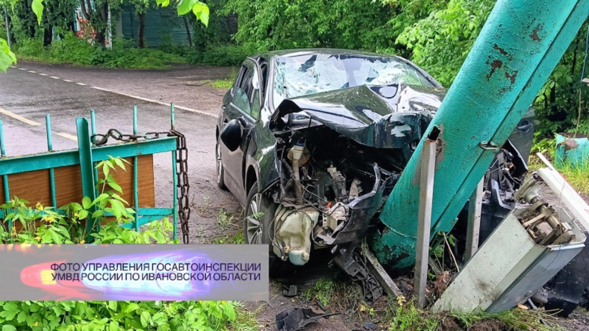 В Юрьевце пьяный водитель врезался в опору теплотрассы: трое пострадавших