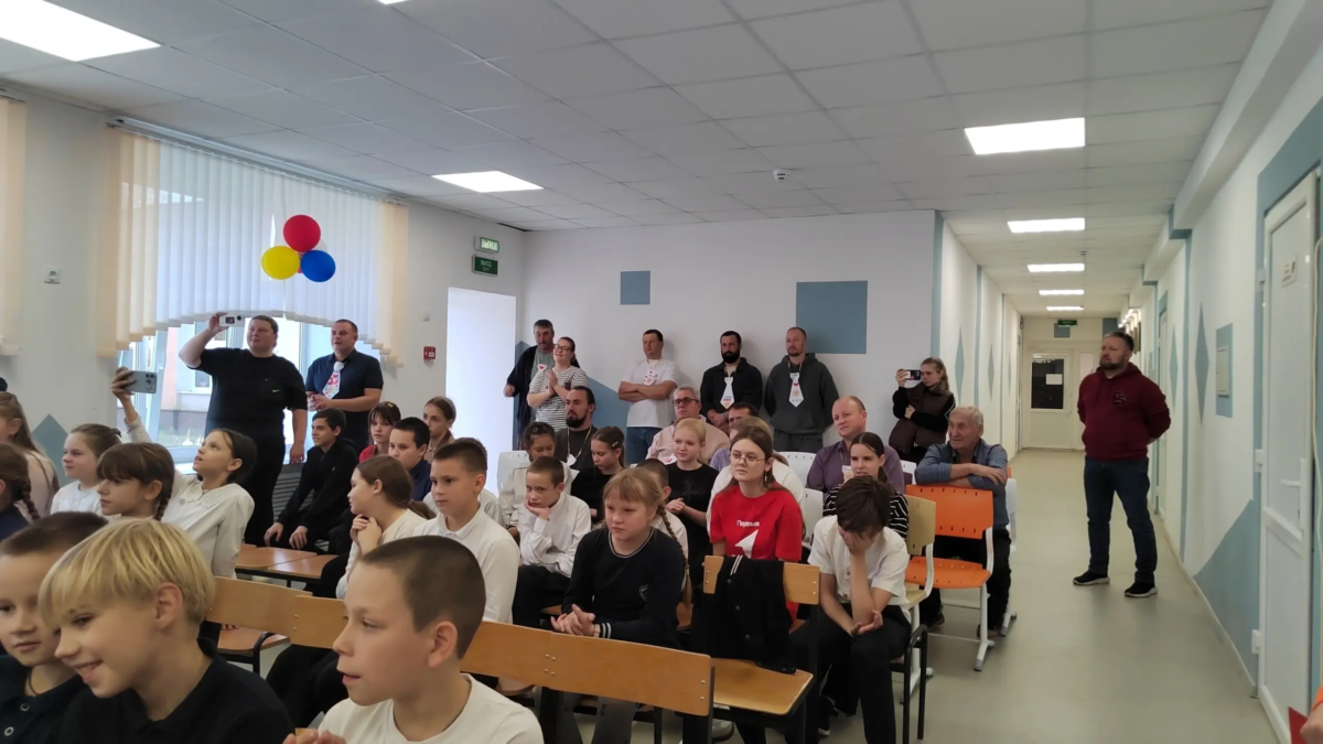 В Ёлнатской школе устроили концерт для пап и дедушек ко Дню отца